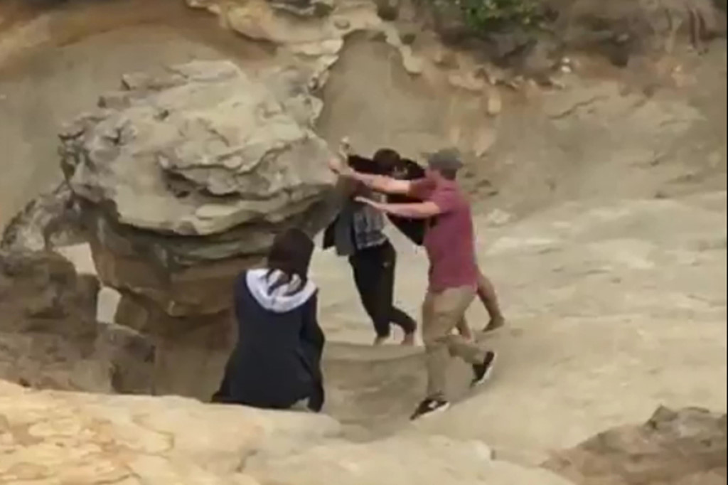 Những[-]tuyệt[-]tác[-]của[-]thiên[-]nhiên[-]bị[-]du[-]khách[-]phá[-]hoại